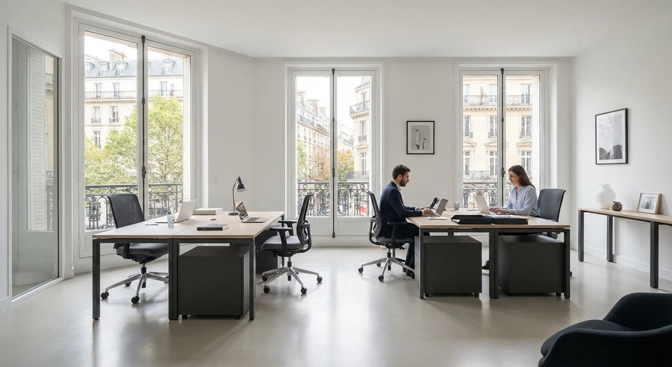 Photographie d'un bureau ou espace de travail professionnel impeccablement entretenu, moderne et lumineux, avec mobilier de qualité, sols brillants et propres, surfaces époussetées, grandes fenêtres laissant entrer la lumière naturelle. L'espace doit être vide ou avec un ou deux professionnels travaillant calmement à leur poste, projetant une image de sérénité, d'ordre et de professionnalisme. Aucun signe de désordre ou de saleté. L'accent doit être sur la propreté et l'organisation impeccable du lieu.