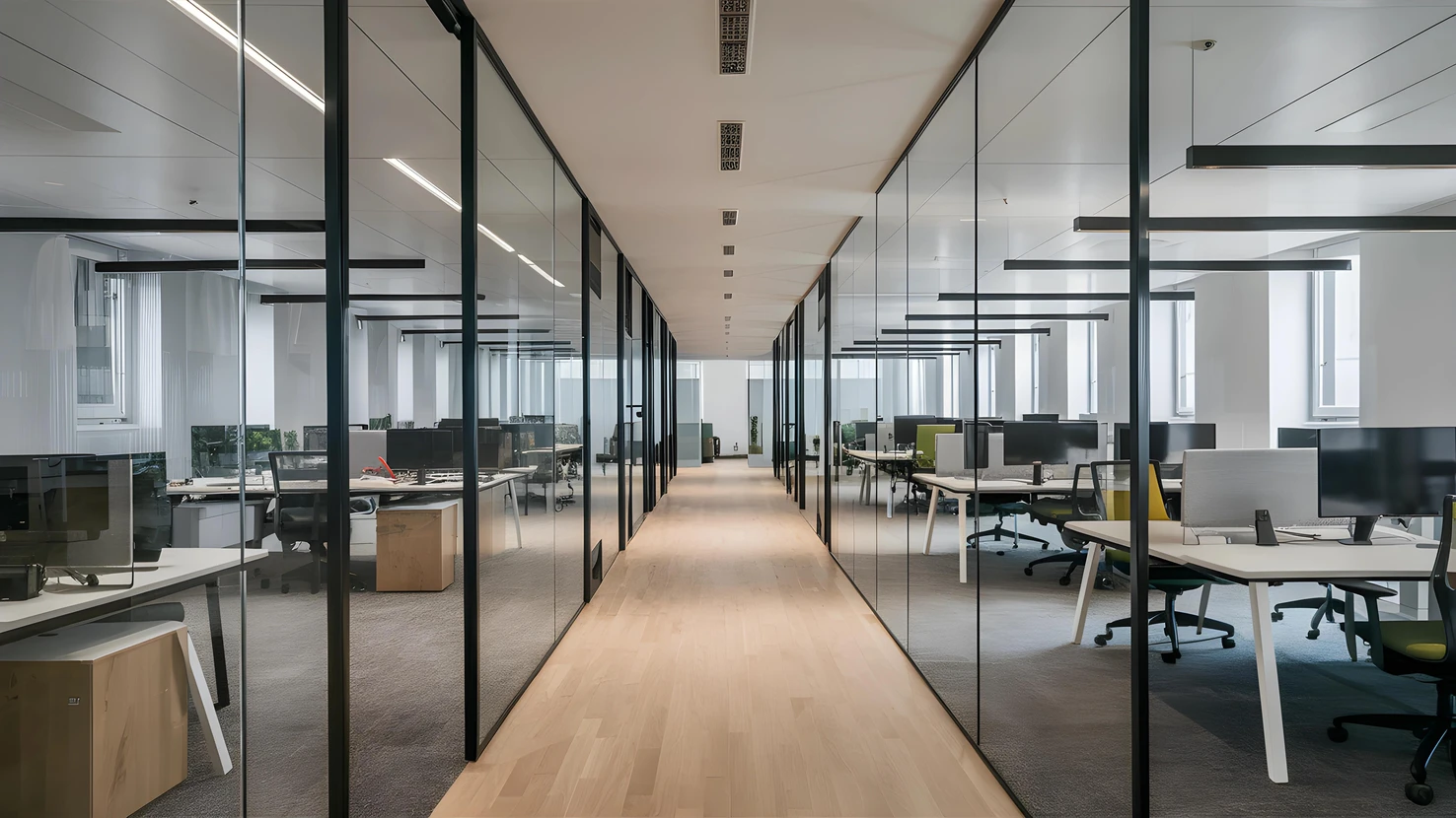 &Eacute;quipe de cinq professionnels souriants collaborant autour d'une table de r&eacute;union en bois dans un bureau moderne
