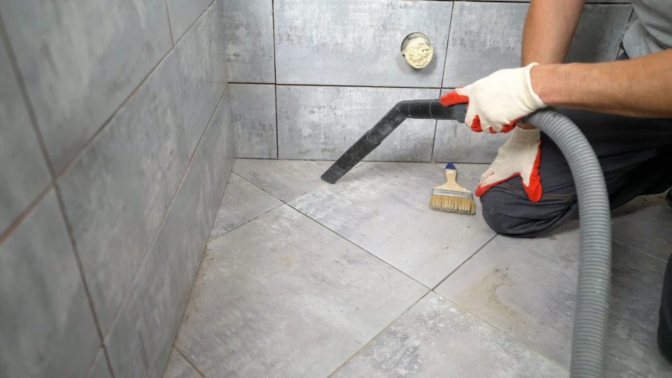 Ouvrier de construction avec une pelle en plâtre